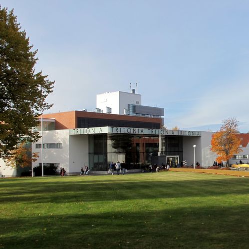 Gebäudeansicht der Hochschule in Vaasa im Herbst