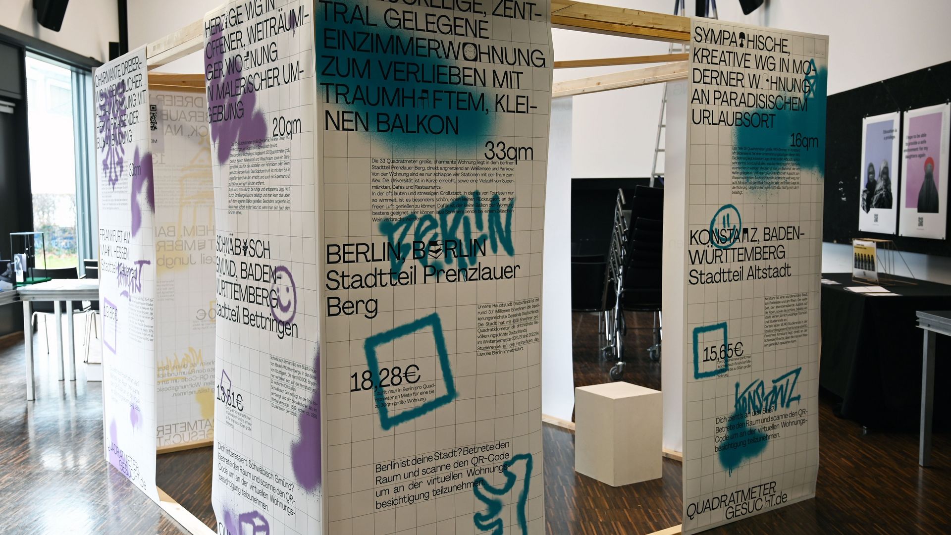 Ausstellungs-Box mit Wohnungsgesuchen
