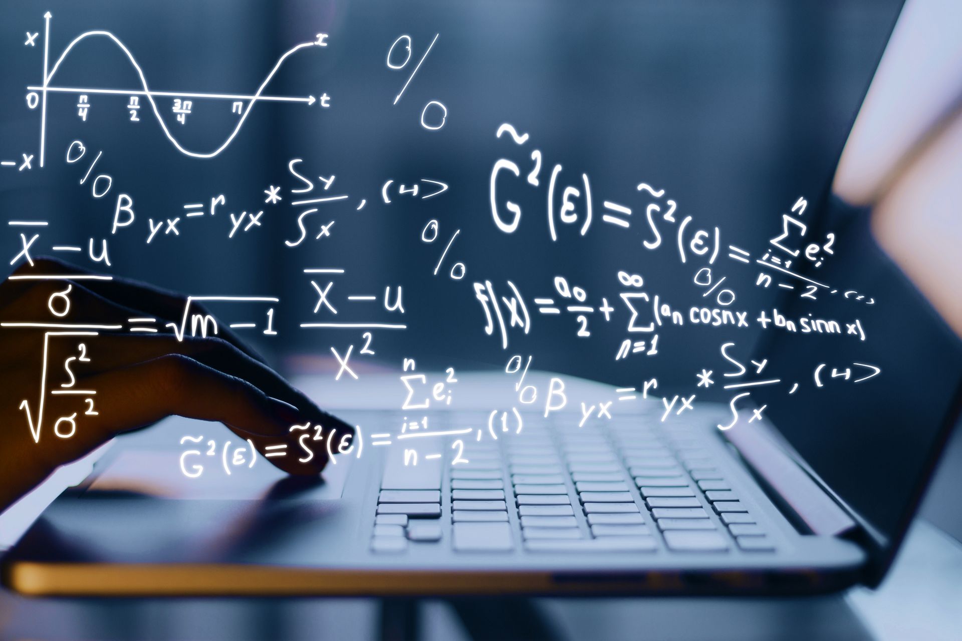 Mathematische Formeln mit Laptop abgebildet