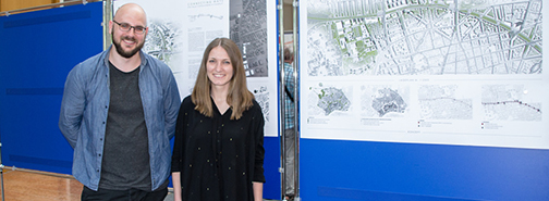 Andrea Wessels und Benjamin Weidmann vor ihrem preisgekrönten Entwurf zur Frankfurter "Campusmeile"