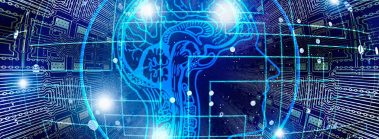 In blau gehaltene Montage von Schaltwerken und einem Menschen, dass die künstliche Intelligenz symbolisieren soll. 