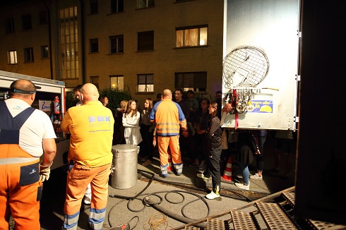 Mitarbeiter der Entsorgungsbetriebe Konstanz auf einer Nachtbaustelle