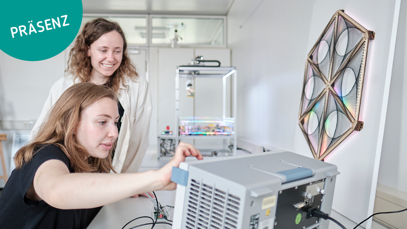 Zwei Schülerinnen experimentieren im Labor der Hochschule