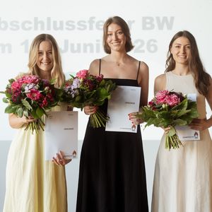 Tessa Schnepp, MAren Kolb und Tanja Pietsch (von links nach rechts) werden für den besten Master-Abschluss mit dem Luca-Pacioli-Preis geehrt. Foto: Felix Stoffel.