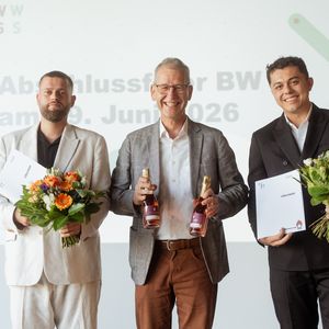 Robin Keller (links) und Josias Barth (rechts) werden mit dem Engagement-Preis des Alumni-Vereins BWL KN ausgezeichnet. Foto: Felix Stoffel.