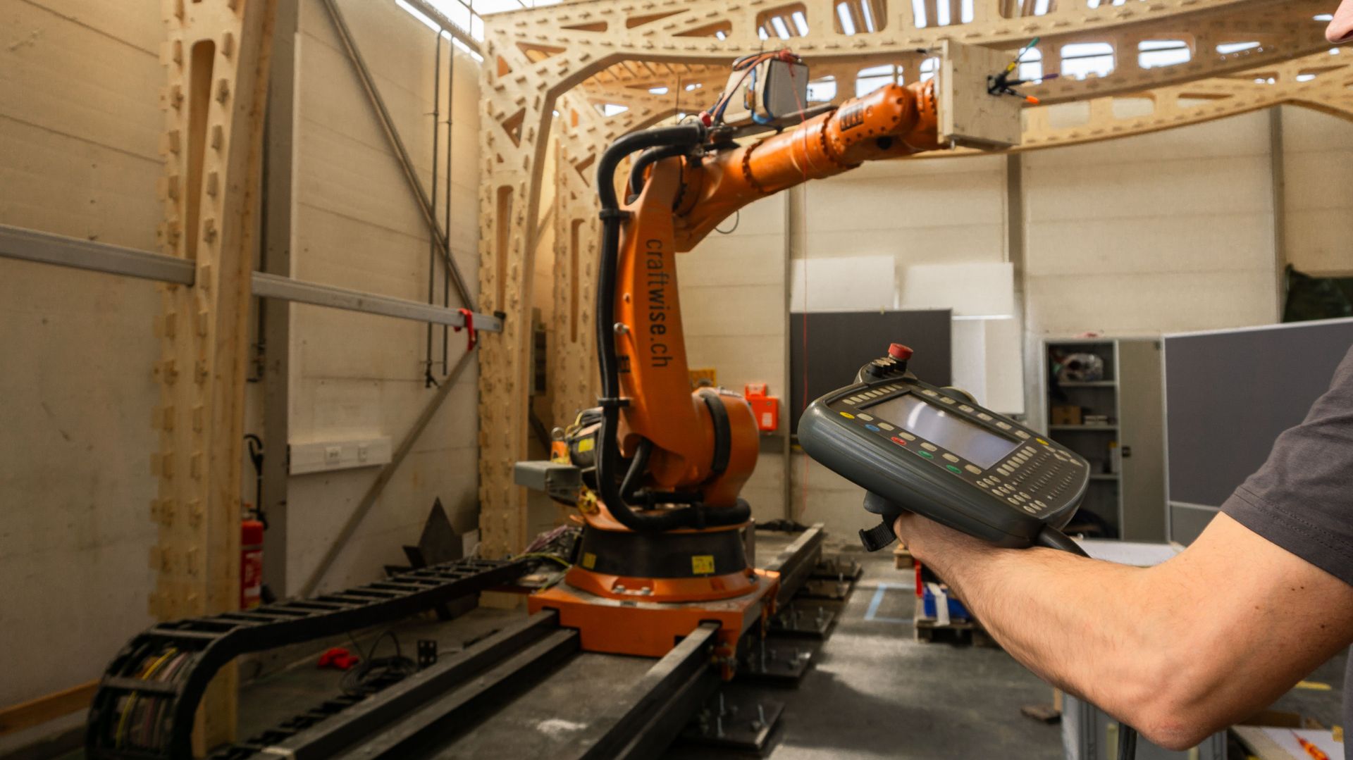 Blick über das Teach Pendant auf den Roboter