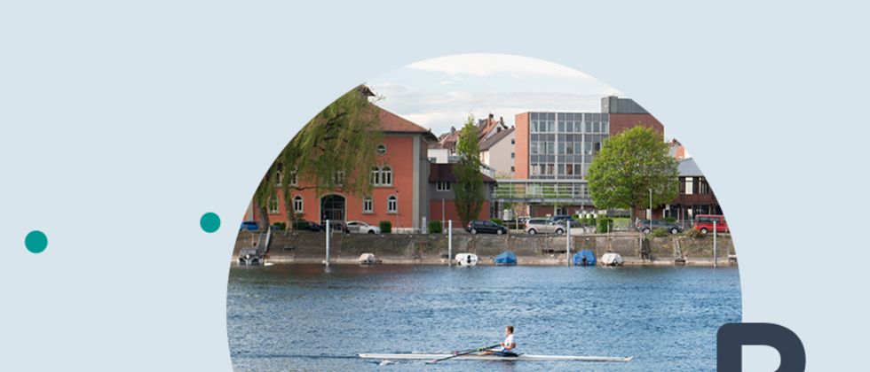 AAuf grauem Hintergrund befindet sich ein Kreis mit einem Foto. Auf dem Foto ist ein Ruderer auf dem Seerhein, hinter ihm sind die Gebäude der HTWG zu erkennen.