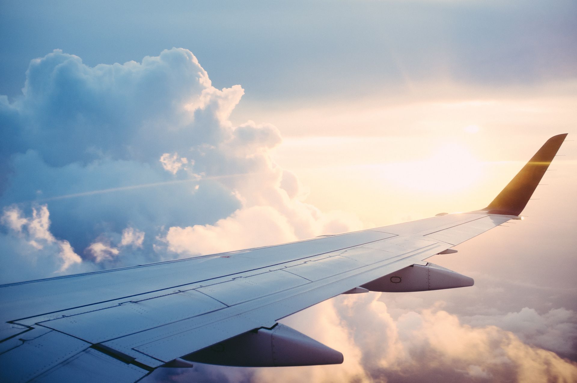 Blick aus einem Flugzeugfenster über den Wolken