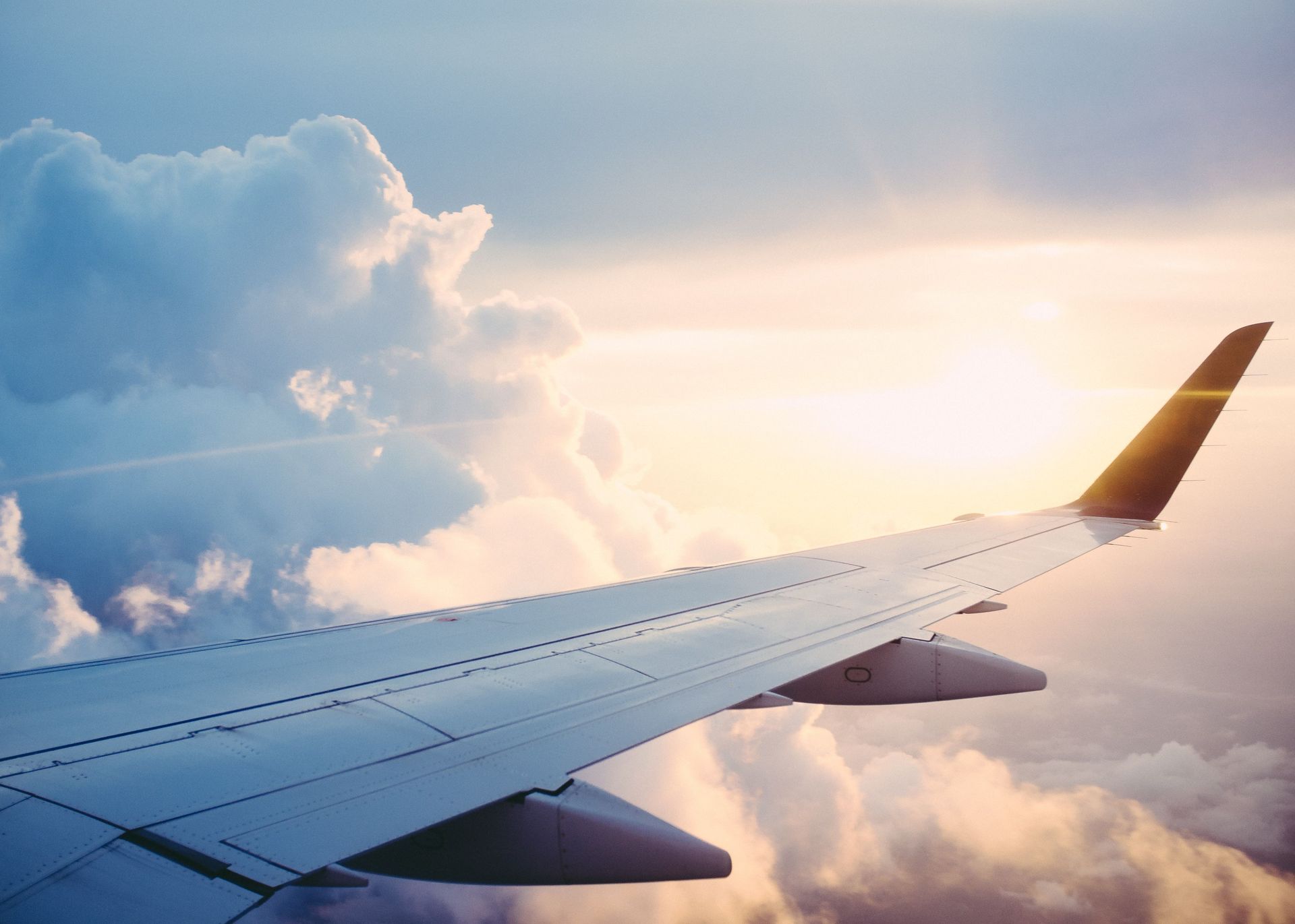 Blick aus einem Flugzeugfenster über den Wolken