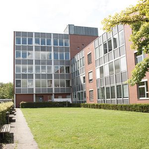 Gebäude mit Klinkerfassade und Fensterfront