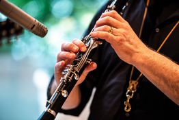 Ausschnitt: Hände, die auf einer Klarinette spielen