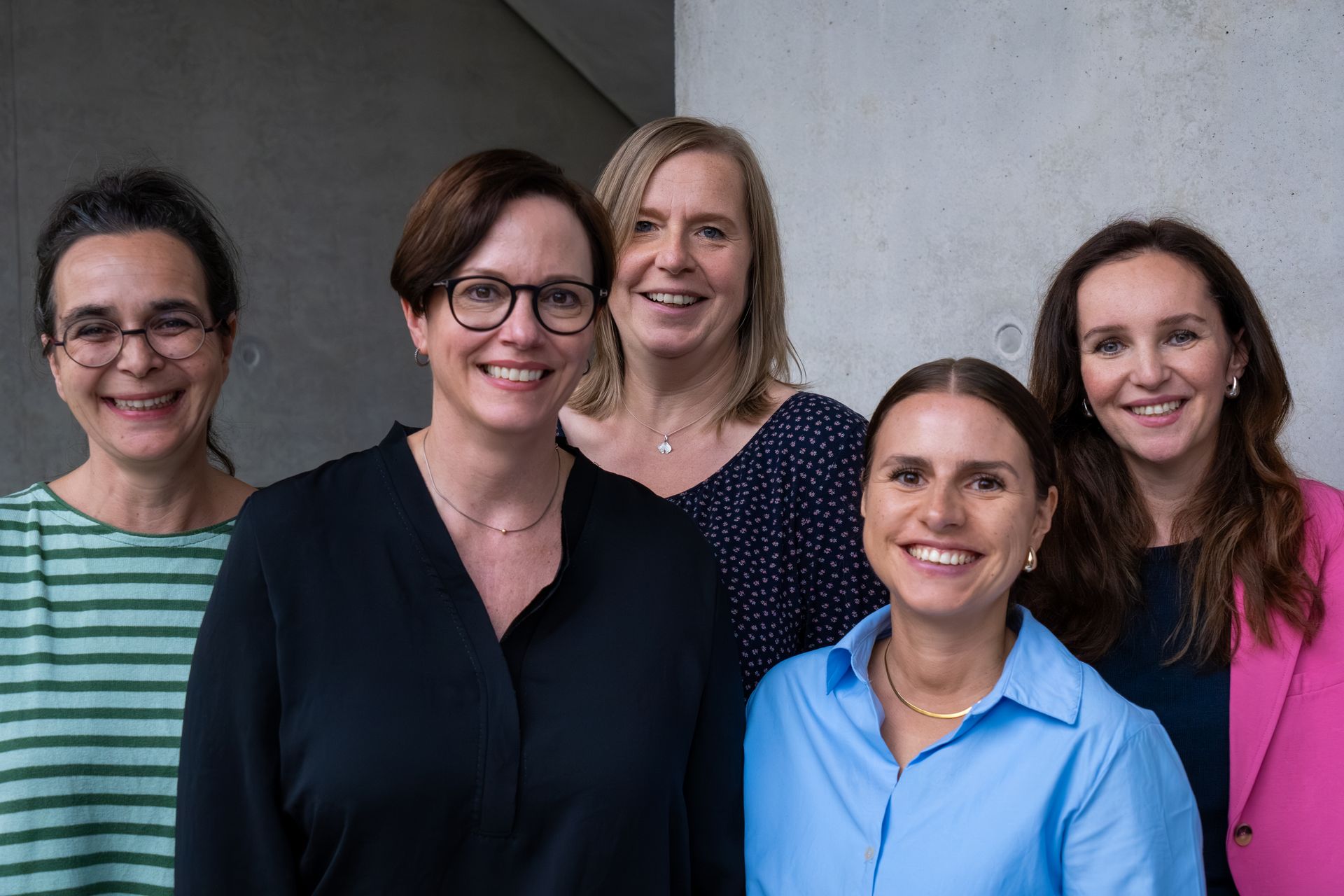 Porträt von 5 Personen, Teamfoto des Team Gleichs, von links nach rechts: Michaela David, Vera Maier-Tragmann, Grit Roth und Sina Binder, alle schauen mit freundlichem Lächeln in die Kamera