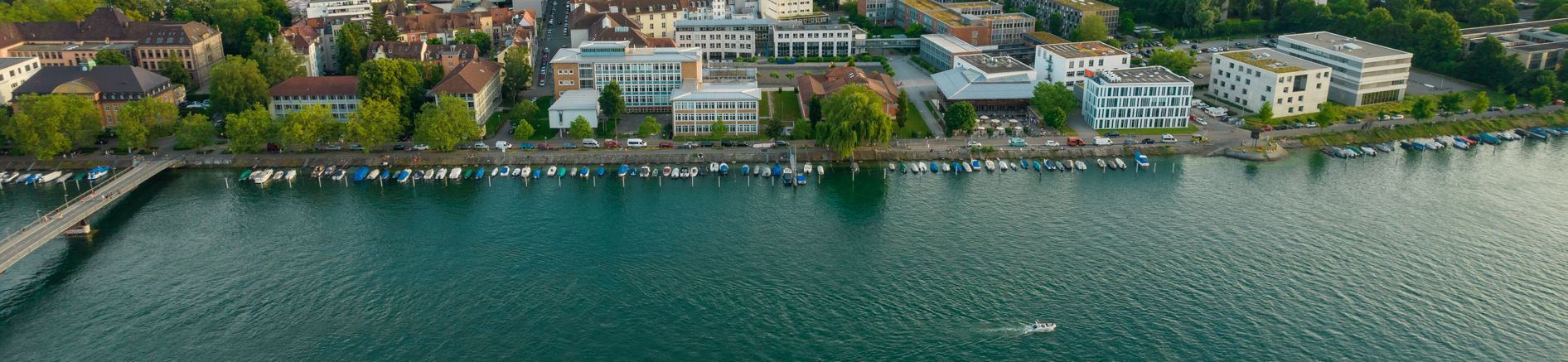 Drohnen-Aufnahme, die den Campus der Konstanzer HTWG am Seerhein zeigt.