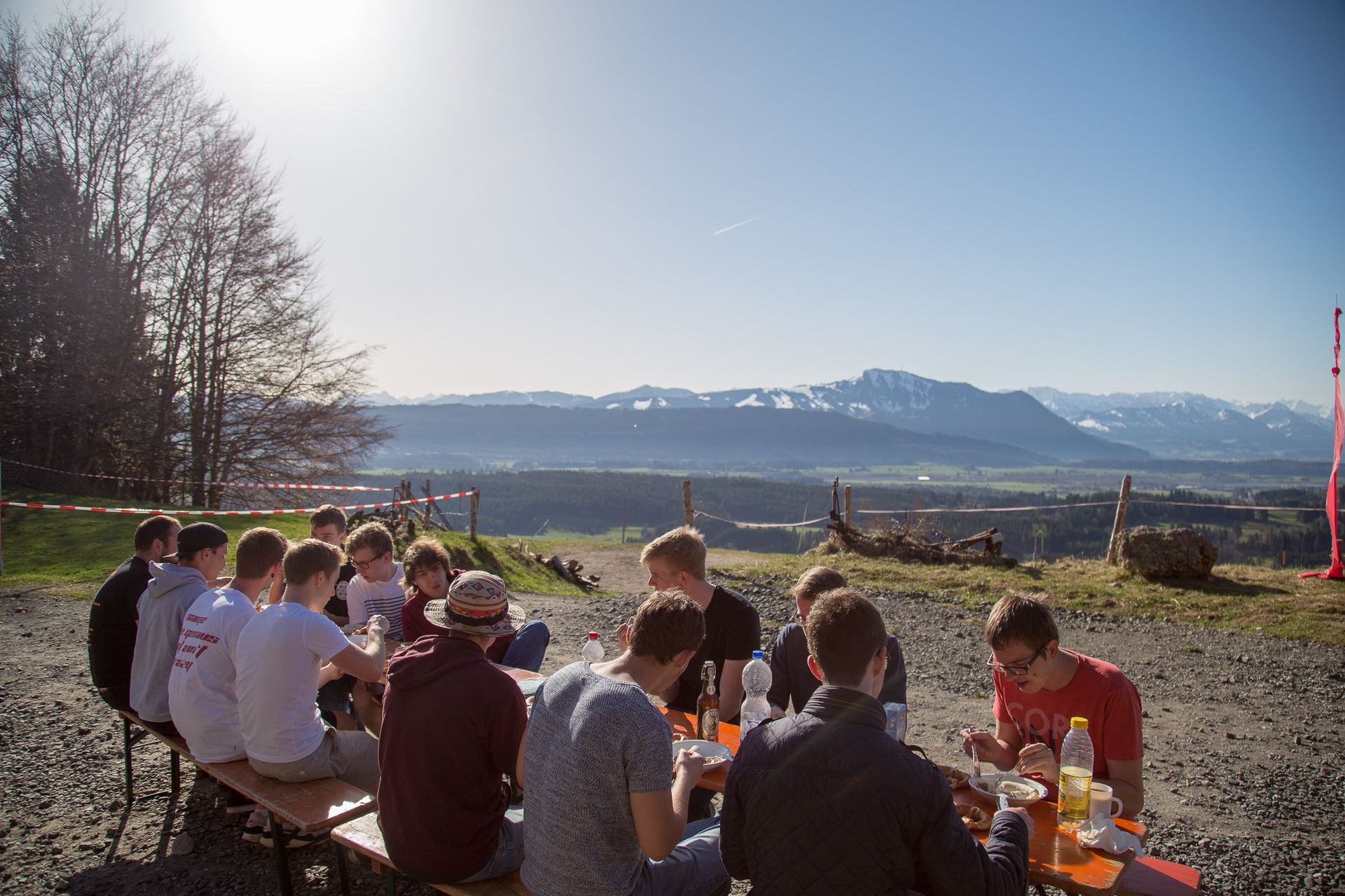 Frühstückstafel im Rahmen der Ersti-Hütte mit Blick auf die Allgäuer Berge