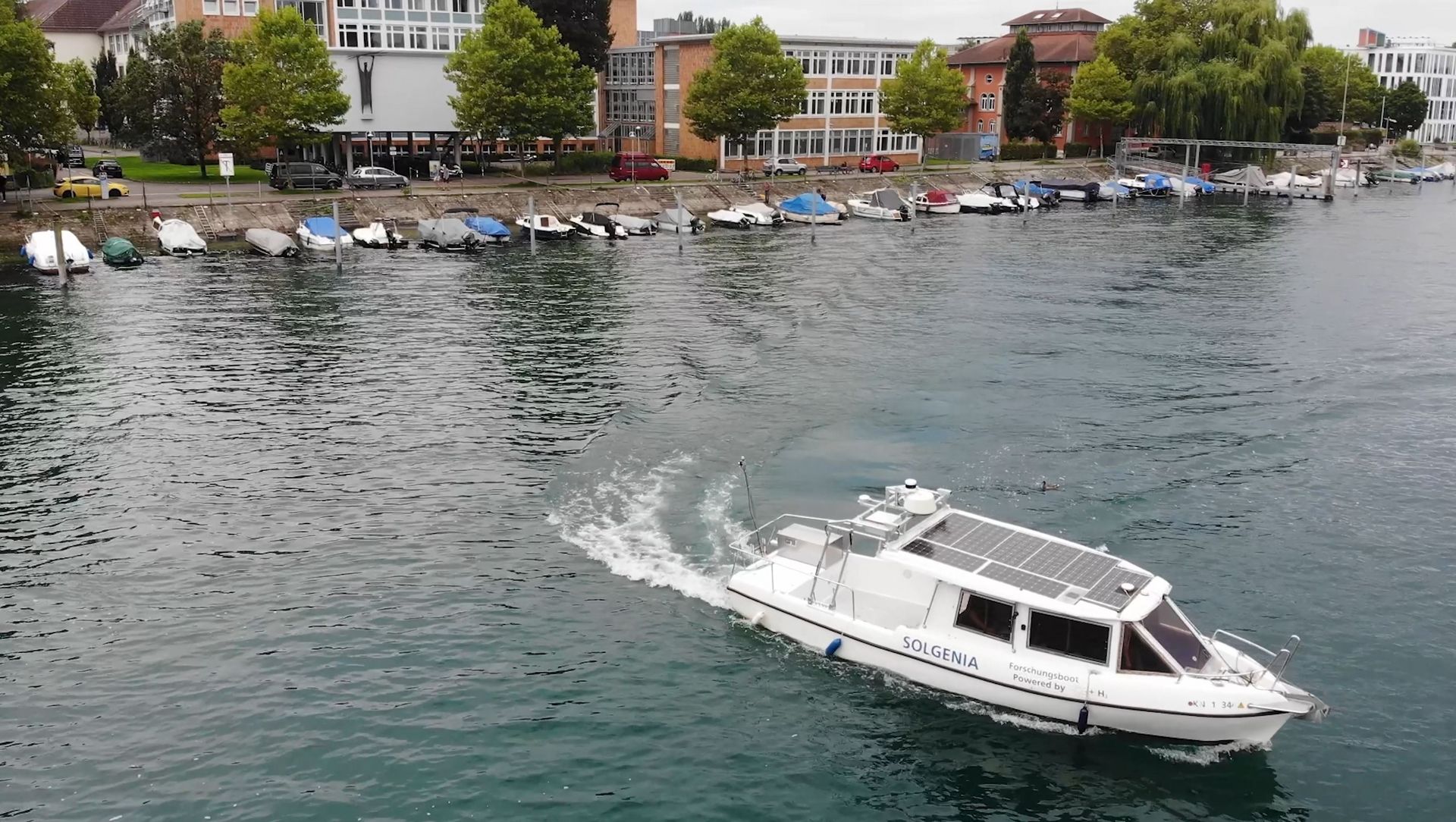 Die Solgenia auf dem Seerhein vor der HTWG Konstanz. (Bild: Hannes Homburger, HTWG)