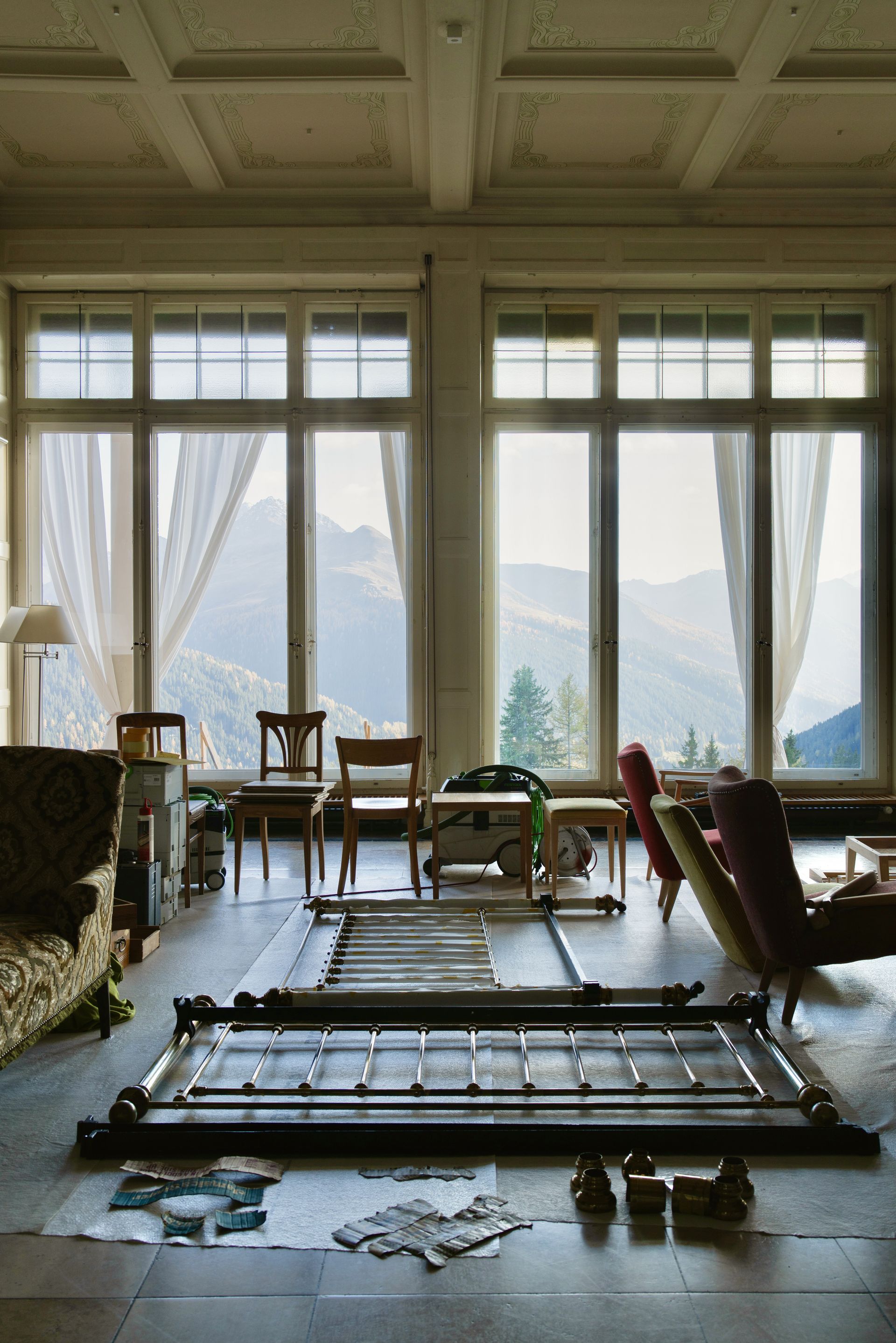 Blick ins Foyer auf zu restaurierendes Inventar.