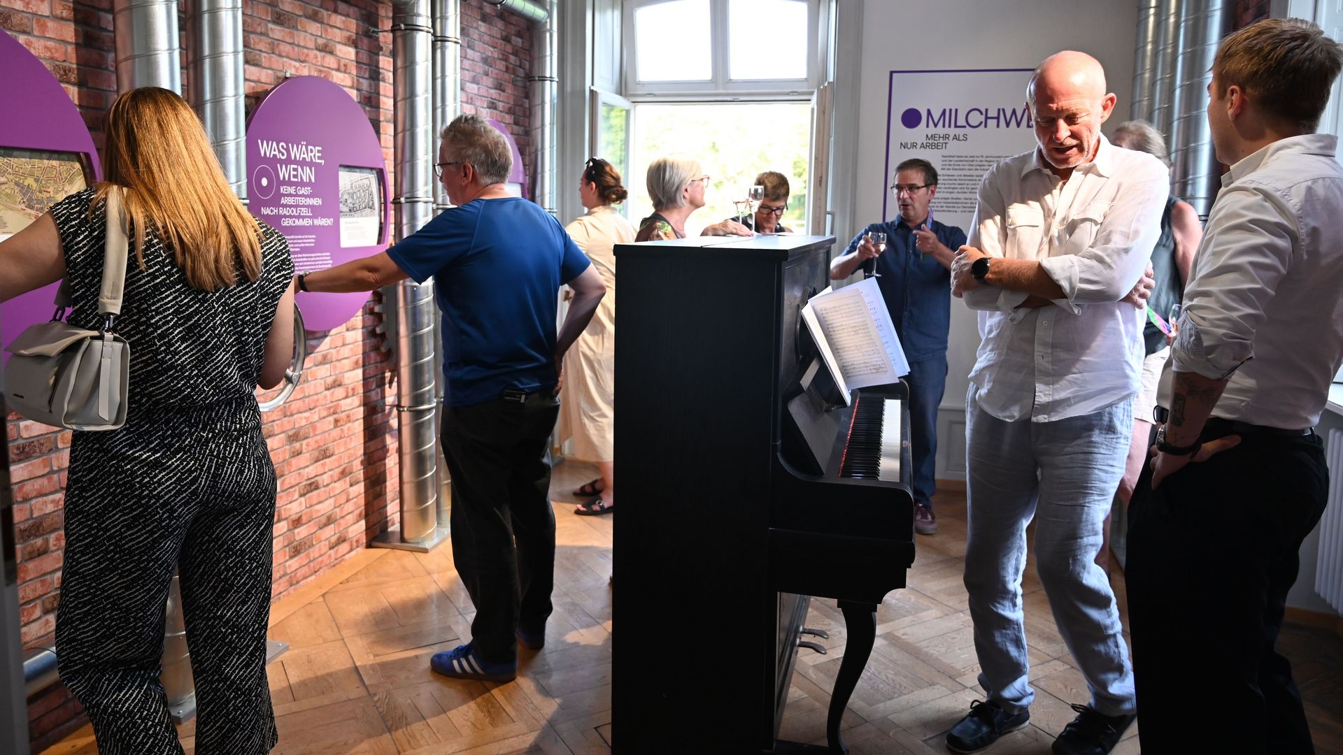 Blick in einen Ausstellungsraum mit Klavier