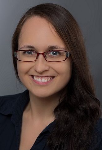 Dr. Elisa Andresen Dr. Elisa Andresen lächelt den Betrachter an