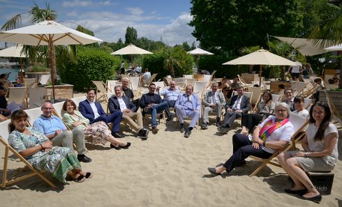 Team der Konstanzer BWL in der Strandbar.