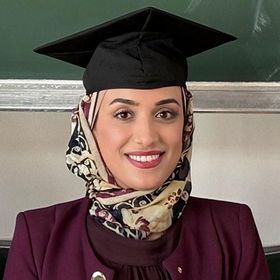 Frau Alsaafin mit Absolventenhut