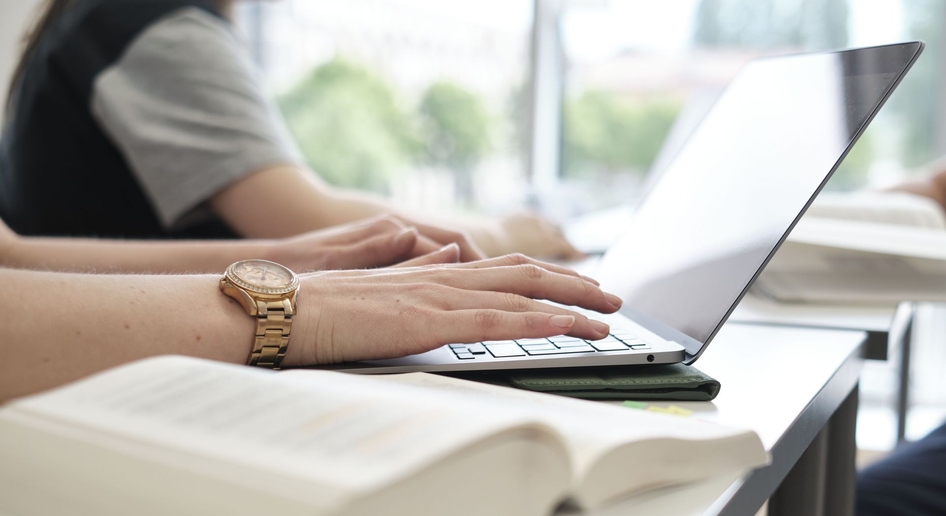 Nahaufnahme einer Studentin am Laptop