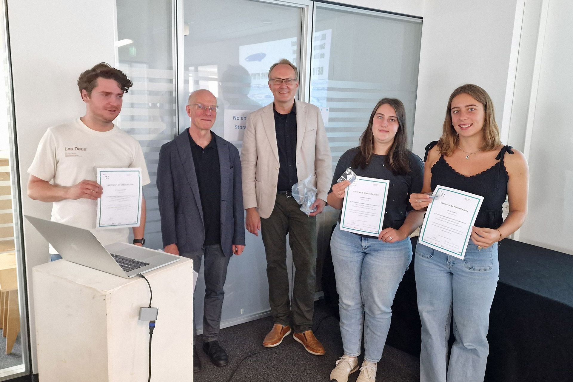 Student*innen erhalten Teilnahmezertifikat