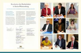 Auf der oberen linken Bildhälfte ist ein dreispaltiger Text zu sehen, darunter viele Unterschriften. Auf der rechten Bildhälfte sind neun Einzelportraits zu sehen.