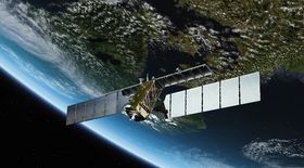 Blick aus dem Weltall auf die Erde. Im Vordergrund ist ein Satellit zu sehen.