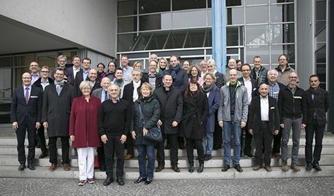 Teilnehmer der Fachtagung stehen als Gruppe zusammen vor dem F-Gebäude der HTWG.