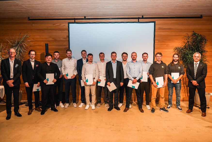 Personengruppe, von denen einige eine Dokumentenmappe vor sich halten