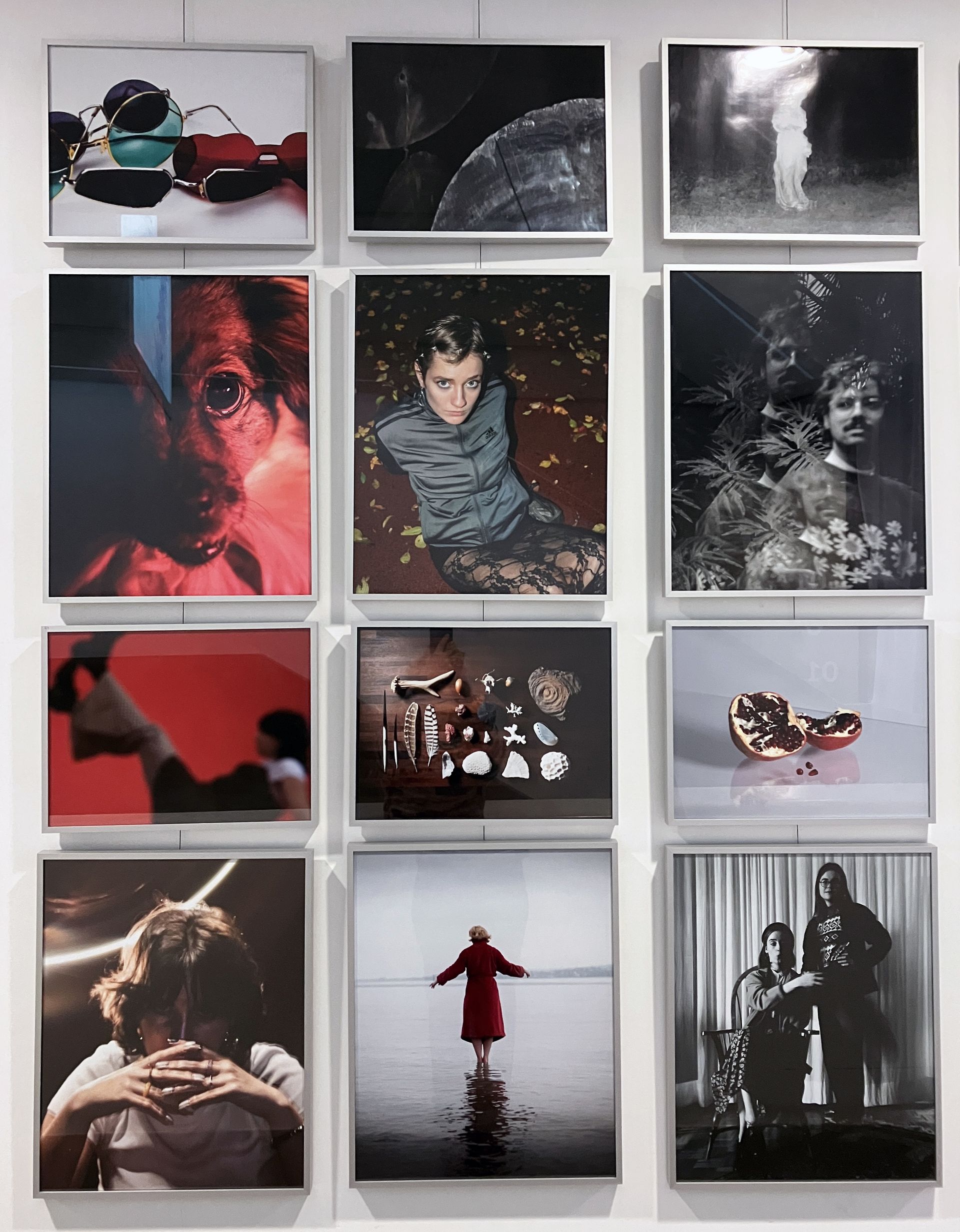 Foto-Wand mit Fotografien aus dem ersten Semester