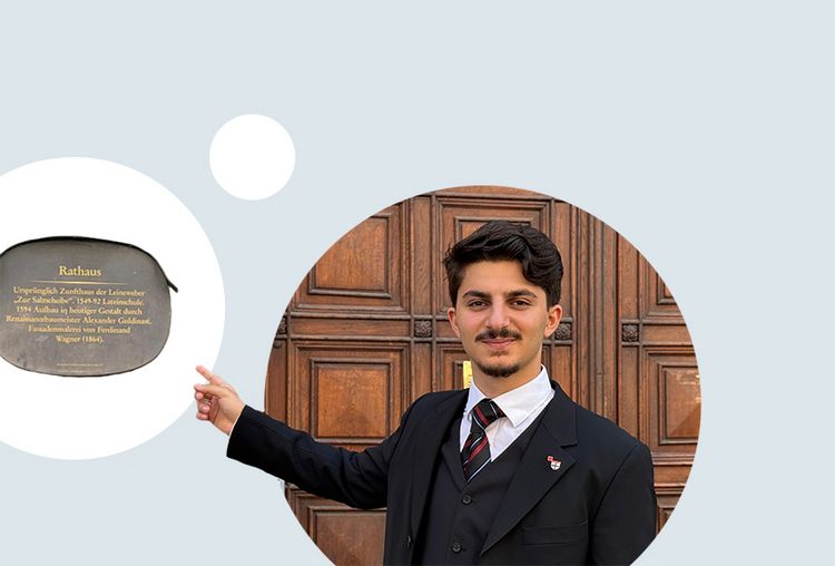 Ein junger Mann steht vor dem Konstanzer Rathaus