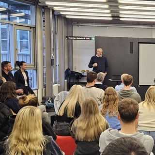 Aufnahme vom Kick-off-Meeting der Innovation Challenge am 27.03.2025 im Open Teach Lab der HTWG.
