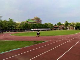 Zwei taiwanische Studentinnen schlendern über den Sportplatz auf dem Campus der Wenzao Urusline University in Taiwan.