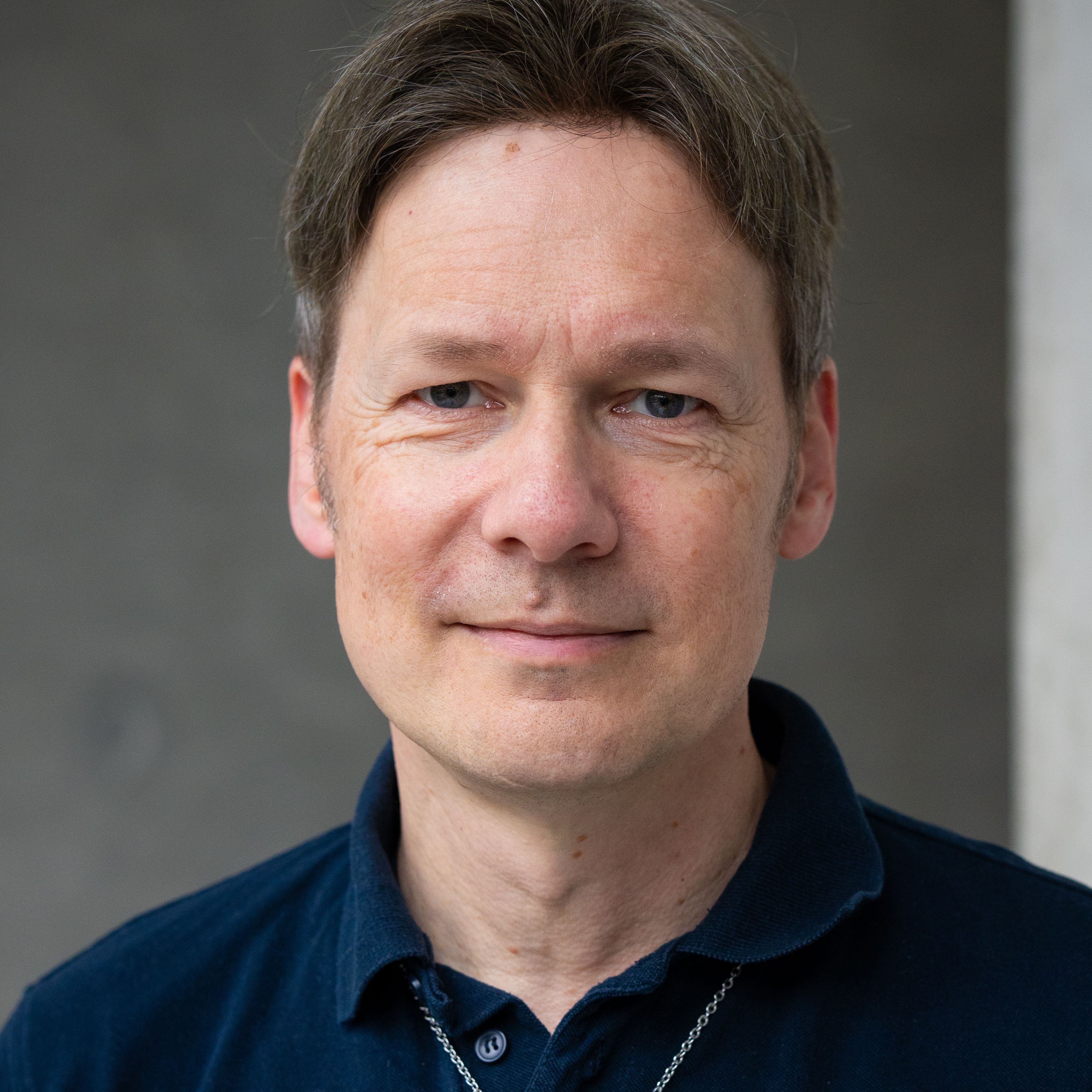 Portrait Burkhard Lehner, mit freundlichem Lächeln