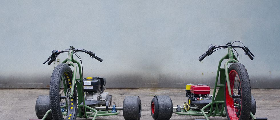 Frontalansicht auf zwei Drift-Bikes, die nebeneinander stehen.