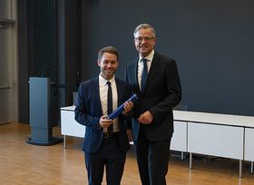 Dr. Christoph Selig und Prof. Dr. Guido Baltes posieren gemeinsam fürs Foto.