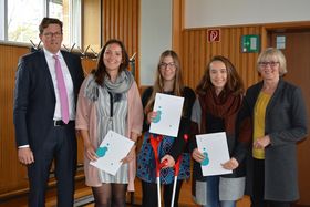 Gruppenfoto, von links: Prof. Dr. Carsten Manz, Carina Opaczek, Eva-Maria Neumaier, Natalie Merk, Prof. Dr. Beate Bergé.