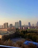 Eine Skyline aufgenommen aus einem Zimmer auf dem Campus der Qingdao Universität. 