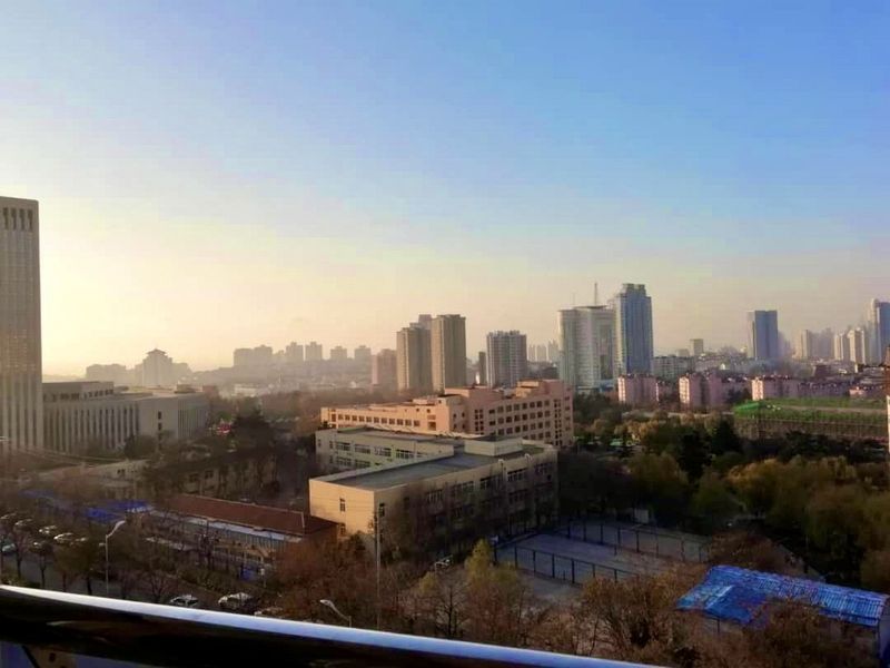Eine Skyline aufgenommen aus einem Zimmer auf dem Campus der Qingdao Universität. 