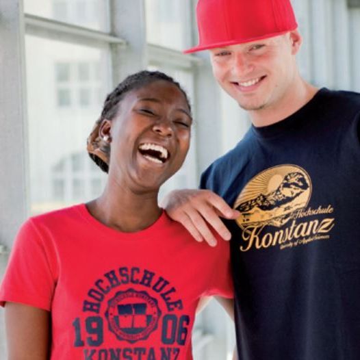 Shirts & Hoodies, Polos & Hemden und mehr Eine junge Frau und ein junger Mann lachend in HTWG-T-Shirts