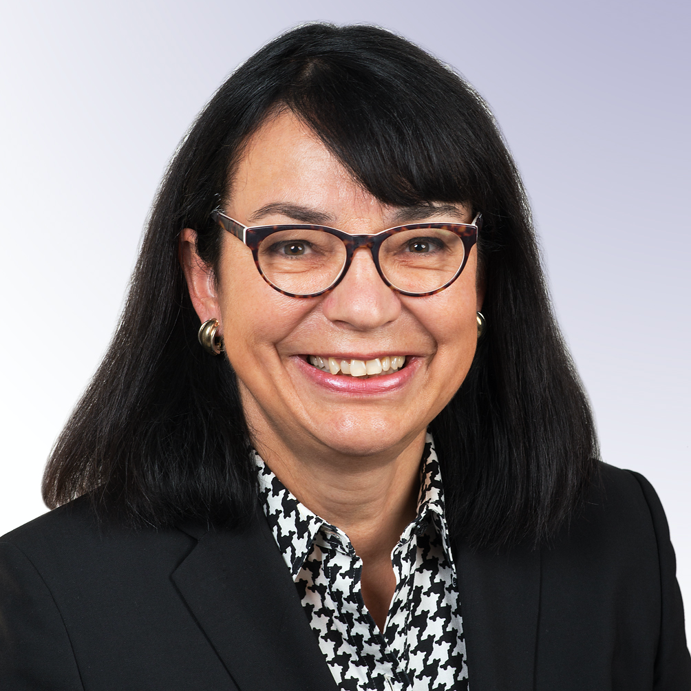Portrait Prof. Dr.-Ing. Sylvia Stürmer, mit freundlichem Lächeln