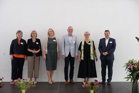 Gruppenfoto von links nach rechts: Antje Gramlich (MWK), Kerstin Scharper-Lang (Gleichstellungsbeauftragte der HS Konstanz), Karin Hassenstein (Prorektorin der HS für Medien Stuttgart), Frank Artinger, Astrid Hedtke-Becker (Rektorin HS Mannheim), Andres Frey (Rektor HS Nürtingen Geisslingen). Foto: Nergis Kuru