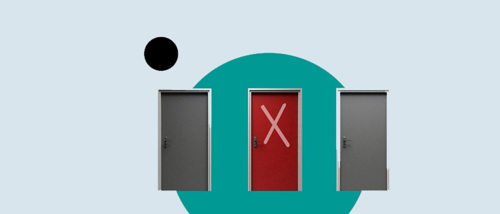 Eine rote Tür zwischen zwei grauen Türen auf einem grünen Punkt. Auf der roten Tür ist ein Kreuz.
