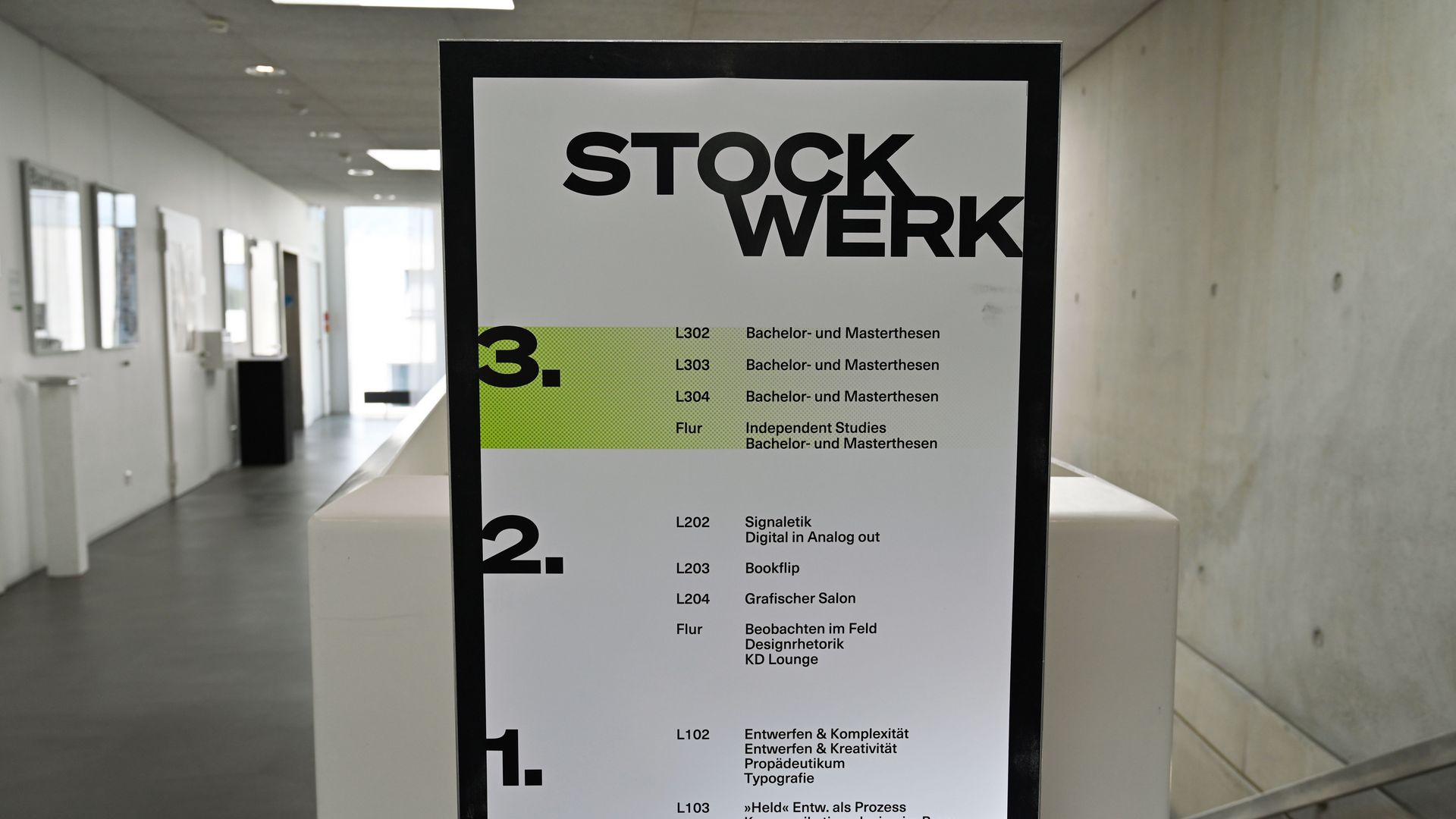 Leitsystem im Gebäude mit Infos zu den Stockwerken