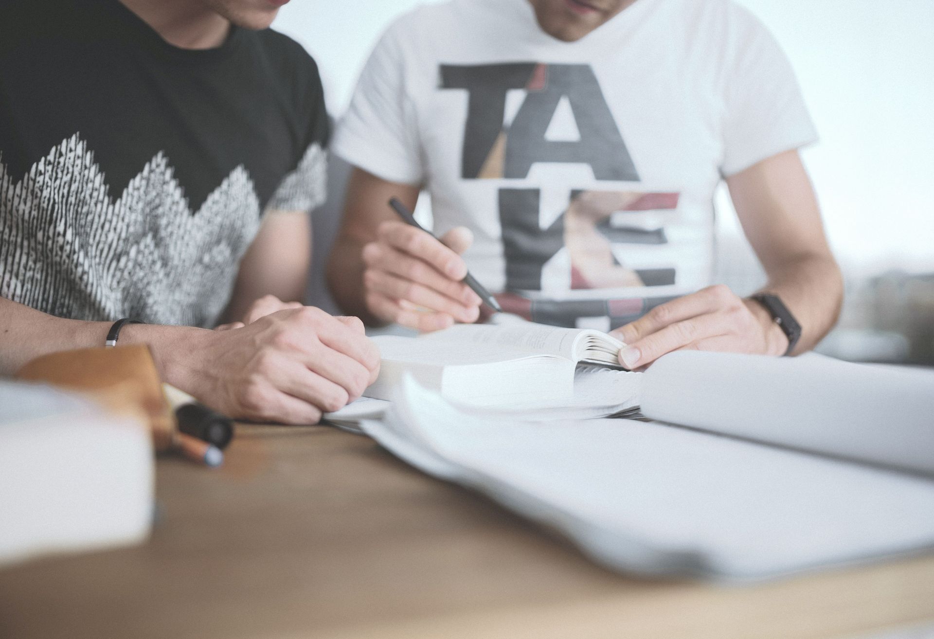 Zwei Studierende arbeiten gemeinsam an Aufgaben aus dem Studium