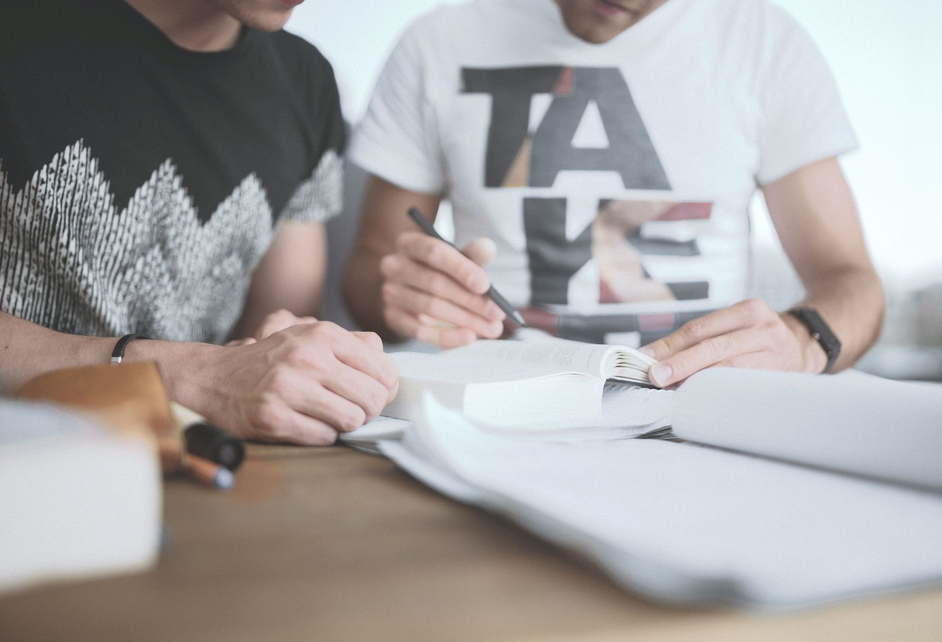 Zwei Studierende arbeiten gemeinsam an Aufgaben aus dem Studium