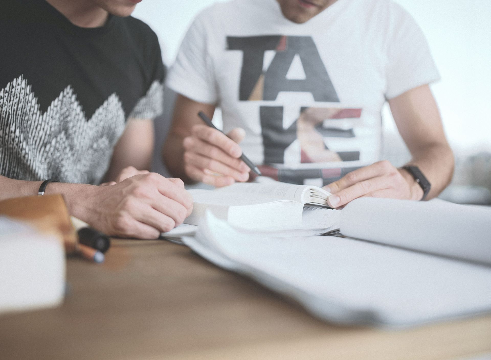 Zwei Studierende arbeiten gemeinsam an Aufgaben aus dem Studium