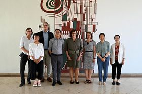 Delegation der Southwestern University of Finance and Economics mit Vertreter*innen der HTWG lächeln in die Kamera