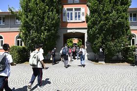Chinesische Jugendliche laufen zur Bibliothek der Hochschule Konstanz